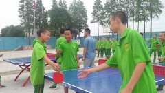 青少年励志教育培训学校学员课余打乒乓球